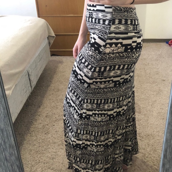 ✨ 3 for 30 ✨ Black and white maxi skirt - Picture 2 of 2